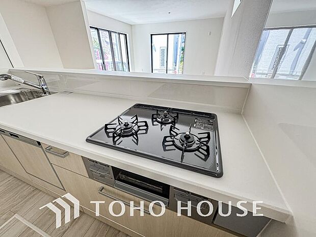 3口コンロは一度に複数のお料理を作ることができるメリットがあります。毎日のキッチンタイムを効率よく。