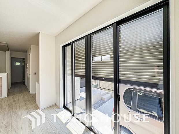 女性のチカラでも開け閉めが可能となております。防犯面だけでなく、防火対策にもなっております。