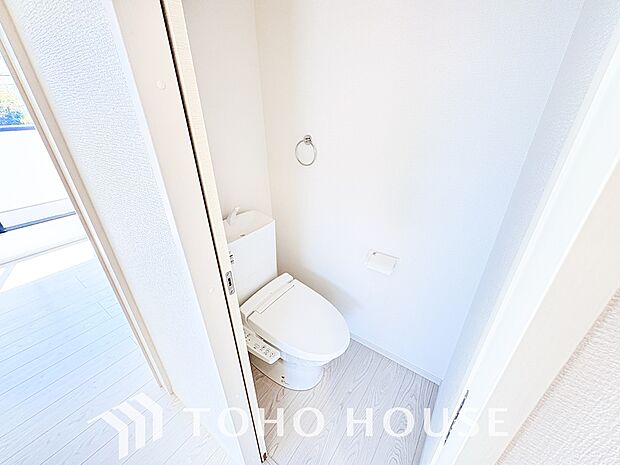 清潔な空間であって頂けますように、目に留まるだけではなく、汚れをふき取り易いフロアと壁紙をチョイス。