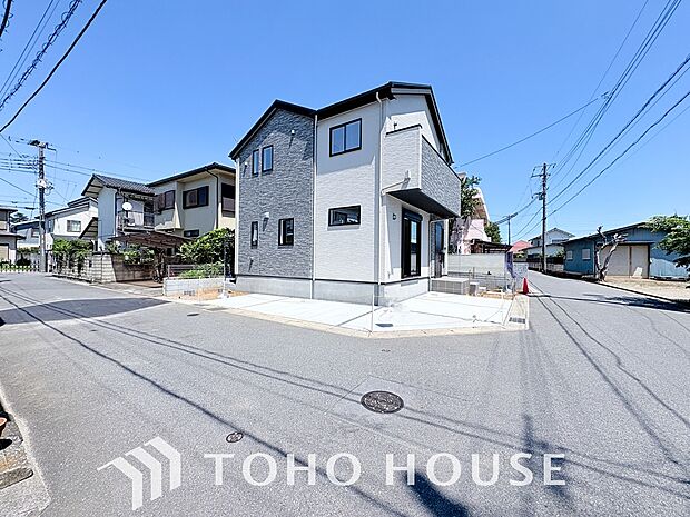 街並みの風景に包み込まれながら、瀟洒な印象も湛えて佇みます。