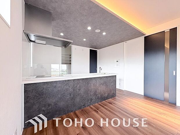 キッチンの収納は、デッドスペースになりやすい箇所を有効活用できる、スライド式収納を採用しました。