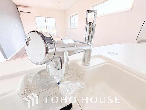 ワンタッチで浄水と原水を切り替えできる浄水器一体型水栓は水道水に含まれる有害物質を除去してくれます。