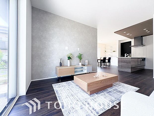 光が注がれる青い空から鮮やかに赤色にゆっくりと染まる。そんな優しい時間がここでは流れてゆく。