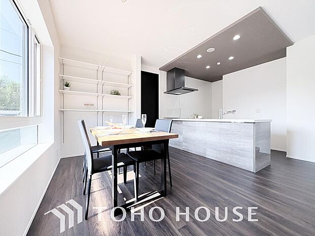 「家族がいちばん」朝は爽やかな日差しを浴びながら、家族みんなでおいしい朝食。昼下がりには読書やお昼寝でもしながらのんびりと過ごすひと時…。家族が集まる空間を、一番明るい空間に。