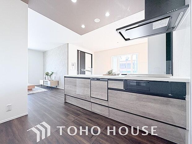 広々キッチンを採用。みんなで作った料理を召し上がりながらの会話は、どのような物になるのでしょうか。