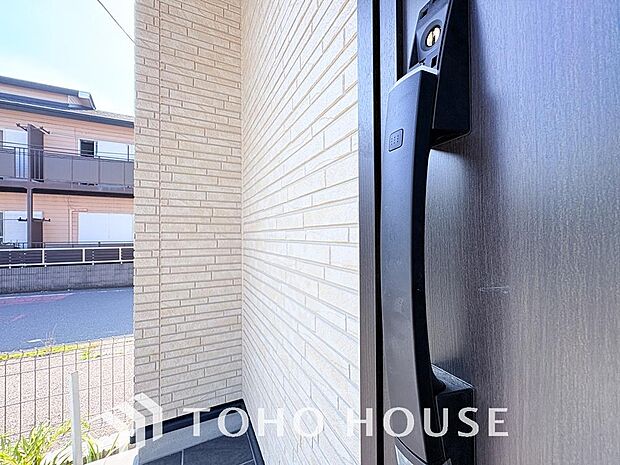 ICチップを用いたカードキー等で玄関扉の施錠&解錠が出来る設備。最近は鍵穴の無いドアも増えてます。