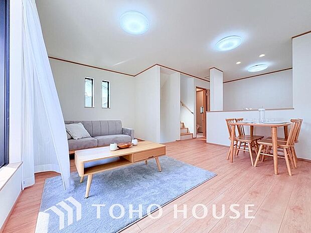 光が注がれる青い空から鮮やかに赤色にゆっくりと染まる。そんな優しい時間がここでは流れてゆく。