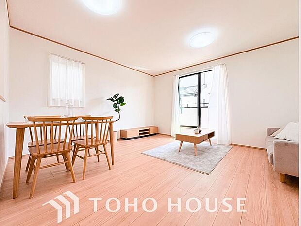 リビングも広く設け、訪れる人々を暖かく迎えてくれます。