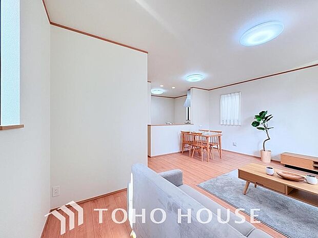 作り手の「気持ちの良いリビングでお過ごししていただきたい」という思いを感じさせます。