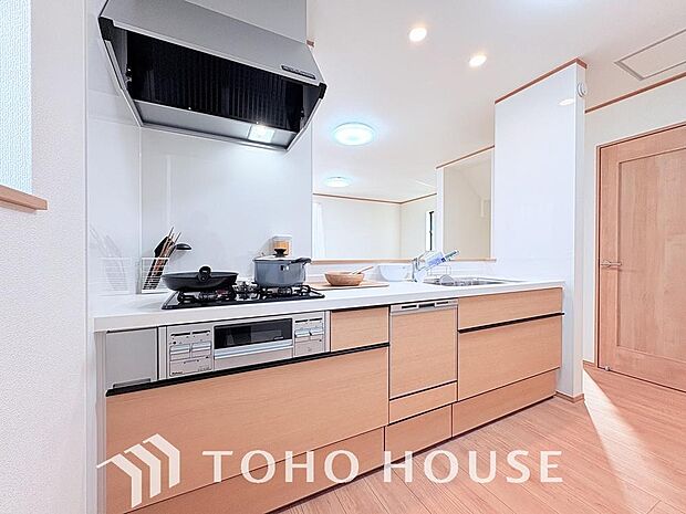 夫婦そろってキッチンに立っても調理がしやすく余裕の広さ。家事をしながら会話も弾みます。