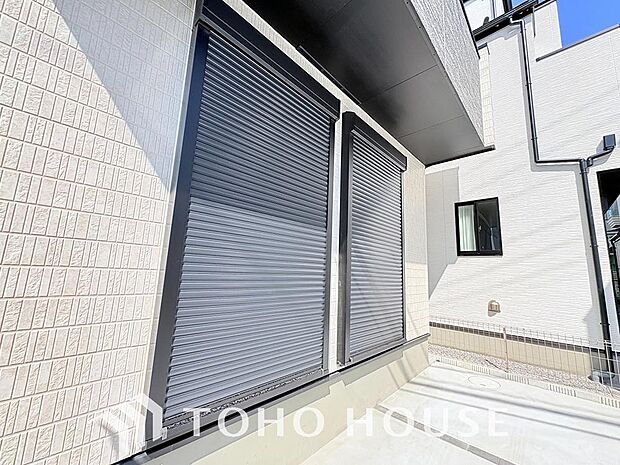 台風などの激しい雨風からお家を守るのはもちろん、空き巣対策などの防犯抑止や防音にも効果を発揮します。