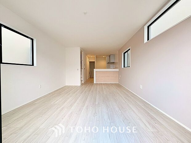 リビングも広く設け、訪れる人々を暖かく迎えてくれます。