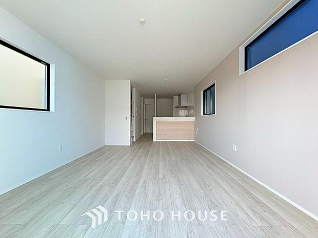 リビングも広く設け、訪れる人々を暖かく迎えてくれます。