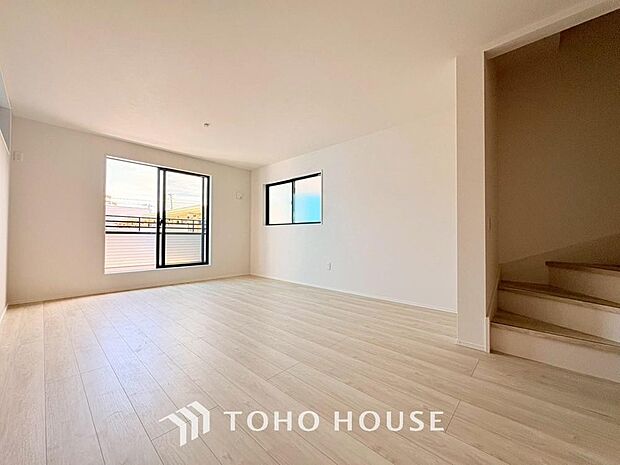 光が注がれる青い空から鮮やかに赤色にゆっくりと染まる。そんな優しい時間がここでは流れてゆく。