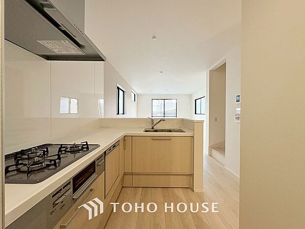 「料理中も子供の成長を見逃さない」。使いやすくスタイリッシュなカウンターキッチン。