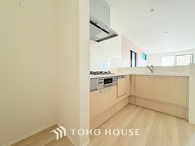 ご家族みんなで調理ができる位のスペースを実現したキッチン空間となっております。