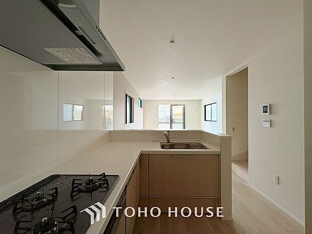 「料理中も子供の成長を見逃さない」。使いやすくスタイリッシュなカウンターキッチン。