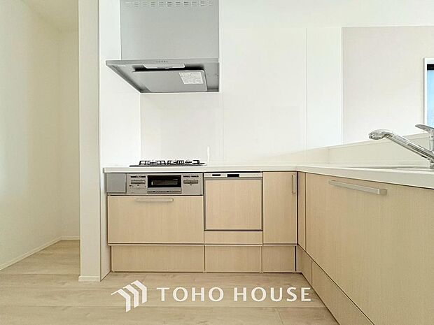 夫婦そろってキッチンに立っても調理がしやすく余裕の広さ。家事をしながら会話も弾みます。