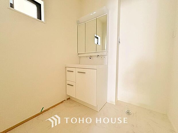 手で洗いたい大切な服など、広く使えると助かる洗面台は汚れの付きにくい形状と素材で造られております。