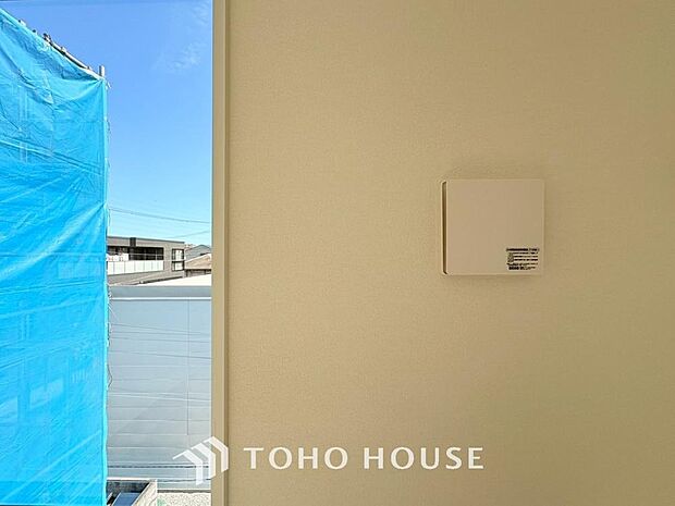 従来の自然換気とは異なり、強制的に室内の空気の入れ替えを自動的に行う事を可能とした「換気設備」のこと