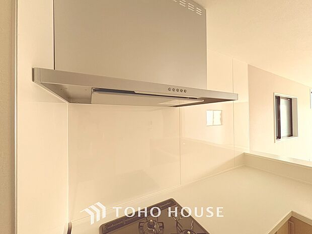 昨今主流のスリムタイプのレンジフード。スタイリッシュな見た目からインテリアとしても人気がある型です。