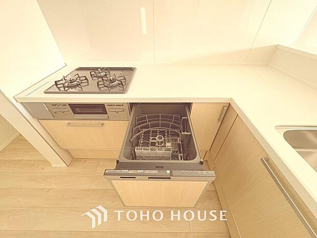 「ビルトインタイプ食器洗乾燥機」通常の手洗いでは使用出来ないほど高温のお湯や高圧水流を使うことにより汚れを効果的に落とすことができる。