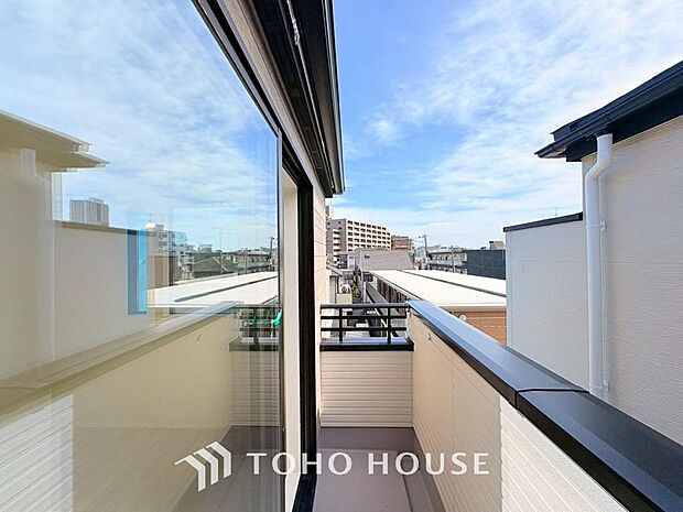 頬をなでる優しい風を感じることが出来るバルコニー。つい深呼吸をしたくなる気持ちの良い眺望です。