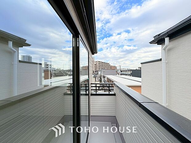 頬をなでる優しい風を感じることが出来るバルコニー。つい深呼吸をしたくなる気持ちの良い眺望です。