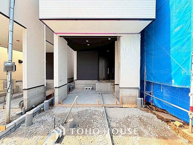 ゆったりとした駐車スペースを確保いたしましたので、大きめのお車でも駐車可能です。