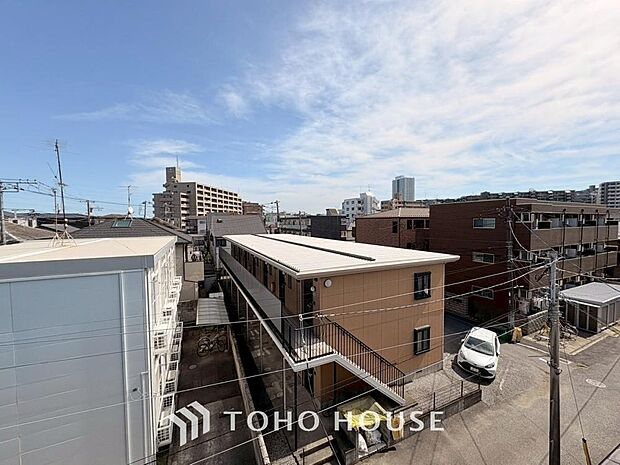 星空が地上に映りこむかのような夜景のきらめきまで、この街ならではの美しい風景の物語が室内に展開。