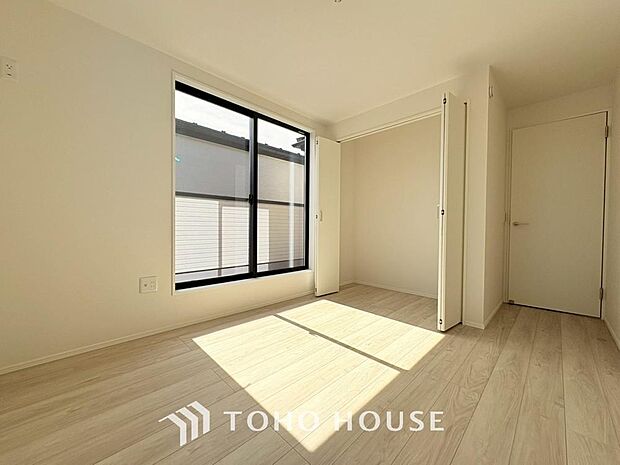 奥行きあるクローゼットを採用。衣装ケースや、掃除機といった物を収納できるような造りになっております。