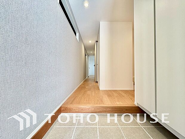 人を迎え入れる最初の場所だからこそ、清潔感がある空間にして頂ける様シューズボックスを設置しました。