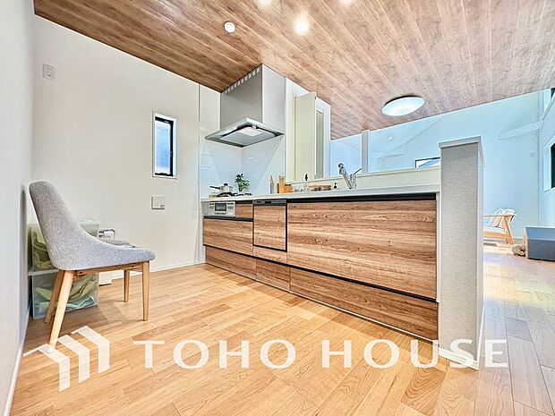 リビングも広く設け、訪れる人々を暖かく迎えてくれます。