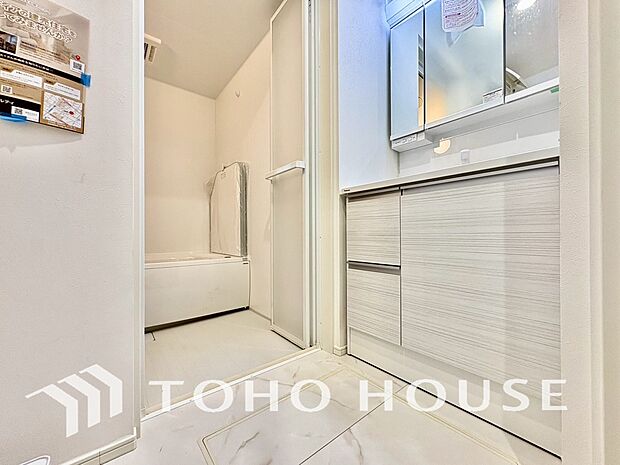 手で洗いたい大切な服など、広く使えると助かる洗面台は汚れの付きにくい形状と素材で造られております。