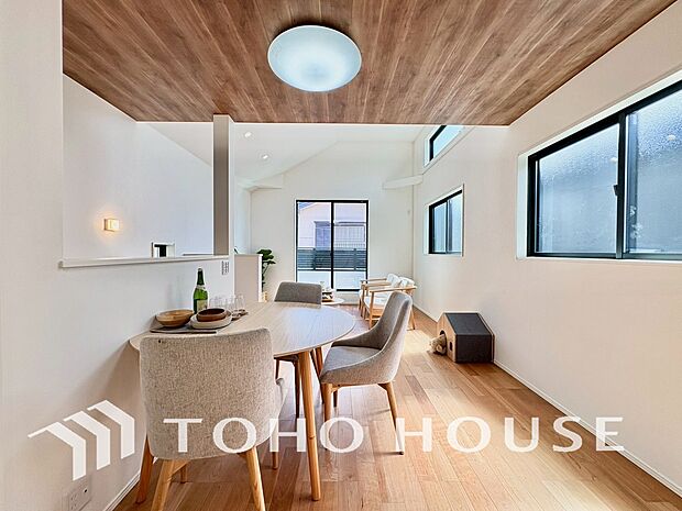 ご家族みんなで調理ができる位のスペースを実現したキッチン空間となっております。