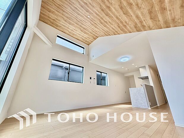 造りこんだ空間演出の妙が生み出す光と質のハーモニーはこの住宅のクオリティの良さを実感させてくれます。