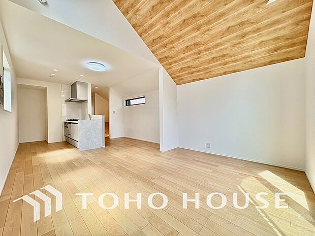 光が注がれる青い空から鮮やかに赤色にゆっくりと染まる。そんな優しい時間がここでは流れてゆく。