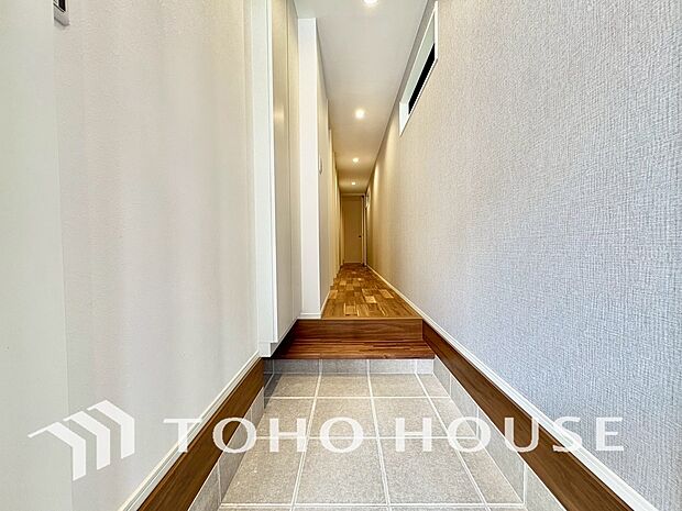 人を迎え入れる最初の場所だからこそ、清潔感がある空間にして頂ける様シューズボックスを設置しました。