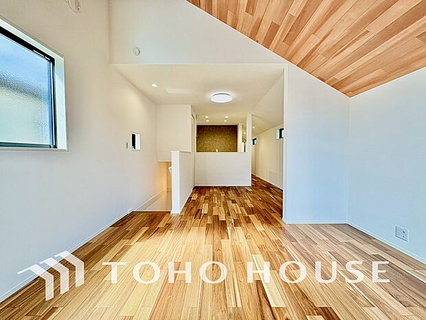 造りこんだ空間演出の妙が生み出す光と質のハーモニーはこの住宅のクオリティの良さを実感させてくれます。