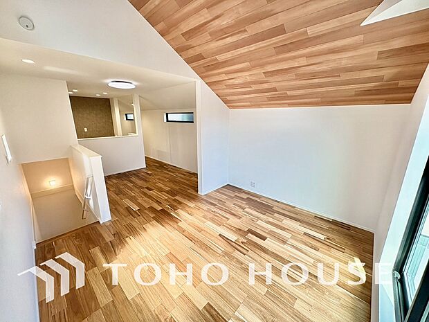 光が注がれる青い空から鮮やかに赤色にゆっくりと染まる。そんな優しい時間がここでは流れてゆく。