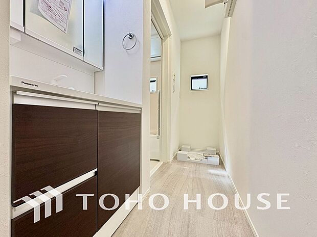 手で洗いたい大切な服など、広く使えると助かる洗面台は汚れの付きにくい形状と素材で造られております。