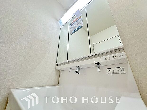 洗面台には三面鏡を採用。鏡の後ろに収納スペースを設ける事により洗面台周りもすっきりします。