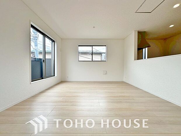 光が注がれる青い空から鮮やかに赤色にゆっくりと染まる。そんな優しい時間がここでは流れてゆく。