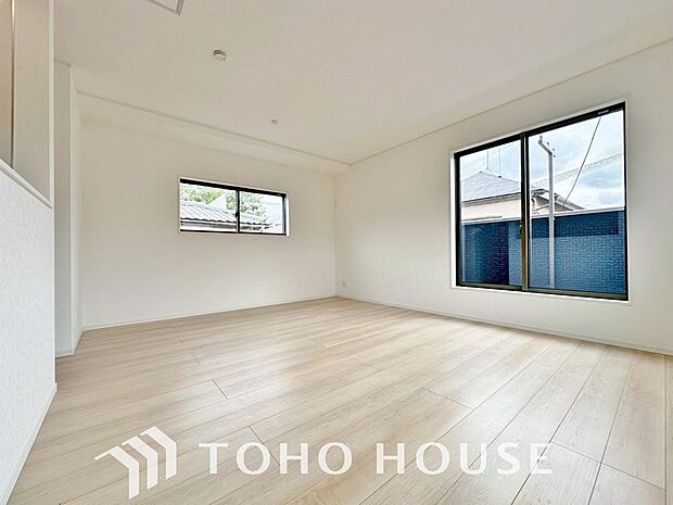 リビングも広く設け、訪れる人々を暖かく迎えてくれます。