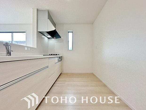 夫婦そろってキッチンに立っても調理がしやすく余裕の広さ。家事をしながら会話も弾みます。