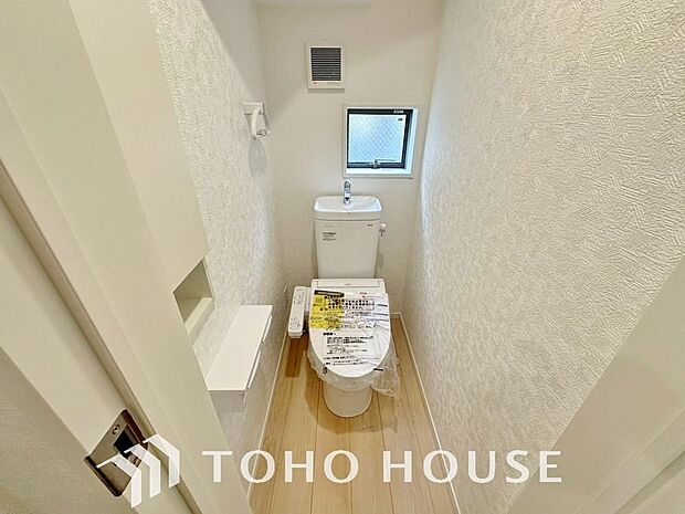 十分な広さと清潔感のあるカラーで纏まったおトイレ。時間に余裕とゆとりを持たせます。