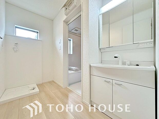 手で洗いたい大切な服など、広く使えると助かる洗面台は汚れの付きにくい形状と素材で造られております。