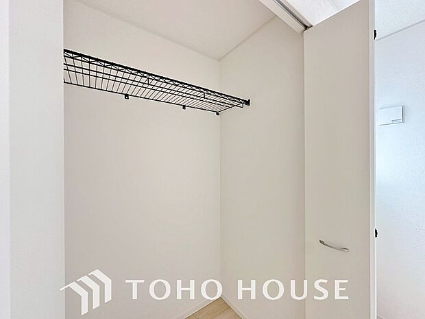 居室にはクローゼットを完備し、自由度の高い家具の配置が叶うシンプルな空間です。