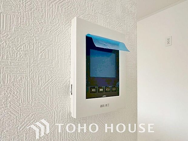 誰が来てもわかる様にモニター付きインターホンを設置。家事導線を考慮した個所に設置し、防犯性と利便性に優れ快適と安らぎを合わせた優しい設計。