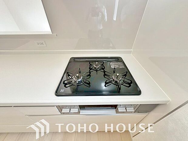 3口コンロは一度に複数のお料理を作ることができるメリットがあります。毎日のキッチンタイムを効率よく。